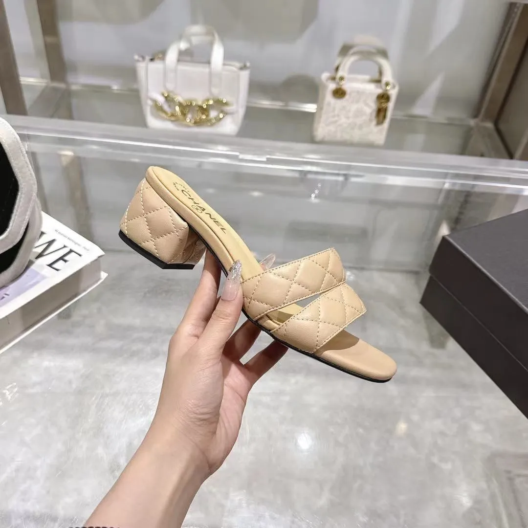 👟👟Ex-factory price 520👟👟 𝐂𝐇𝐀𝐍𝐄𝐋★Xiaoxiang New Spring and Summer Products Counter new sandals, electric embroidered Lingge’s classic elements that will never fade away 💋Showing a unique style, too beautiful to say, a must-have in summer... Upper: imported sheepskin/knitted fabric Lining: mixed sheepskin Heel height: 5cm Outsole: Italian leather outsole Shoe size: 35-39 (customized items of 40, 41 and 42 are not returnable or exchangeable)